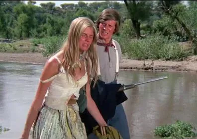 Imagen secundaria 1 - John Anderson, Candice Bergen y Peter Strauss en diversas escenas de 'Soldado azul' (1970). 