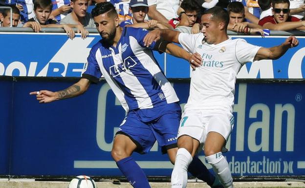 Maripán disputa un balón con Lucas Vázquez.