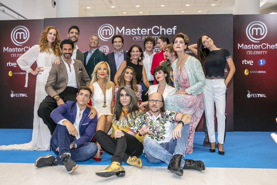 Concursantes, jurados y presentadora de MasterChef Celebrity 3 posan antes la prensa.