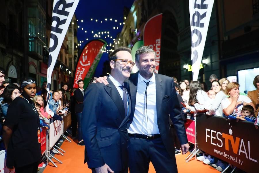 Joaquín Reyes y Raúl Cimas posan en la alfombra naranja.