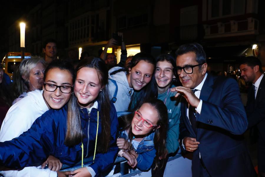 Andreu Buenafuente fue uno de los más solicitados para hacerse fotos con los fans apostados tras las vallas de la calle San Prudencio.