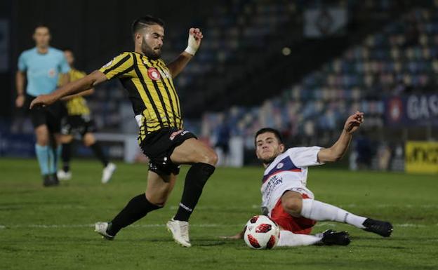 Fran García en una de las ocasiones desperdiciadas del Barakaldo en la Copa. 