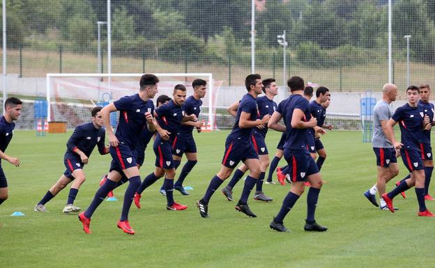 Los 'cachorros' se ejercitan en un entrenamiento en Lezama.