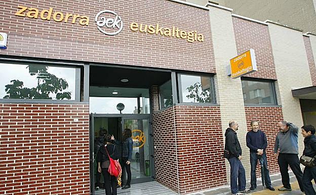 AEK-k gonbidapena luzatu du berriz ere, jendea euskaltegietara joan dadin