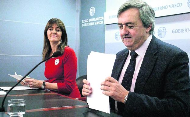 Carlos Aguirre junto a la secretaria general del PSE, Idoia Mendia, durante su etapa en el Gobierno vasco. 