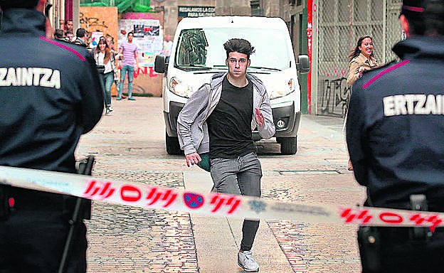 'La víctima número 8', que se estrenará en otoño, arranca con un atentado yihadista en el Casco Viejo de Bilbao.