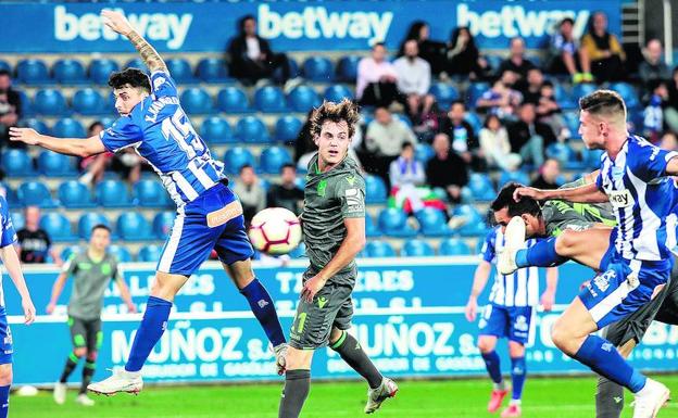 Juanmi anota el gol de la Real Sociedad ante el reaparecido Vigaray.