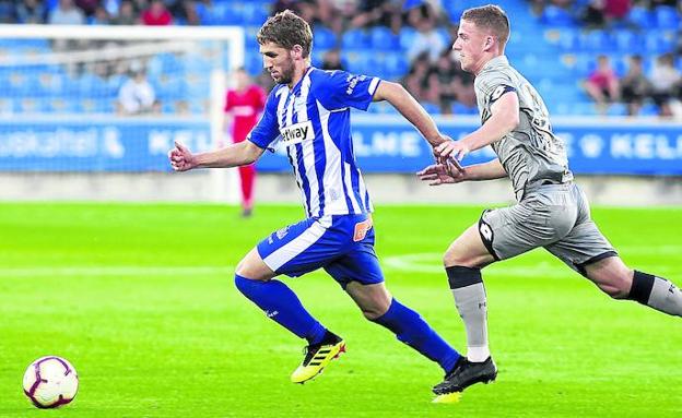 Darko Brasanac conduce la pelota en su debut.