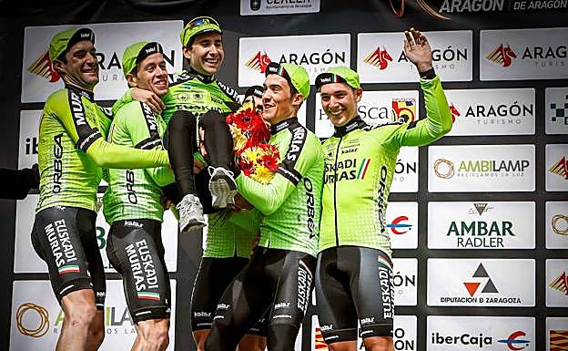 Los ciclistas del equipo Murias tras ganar la Vuelta a Aragón con Bizkarra.