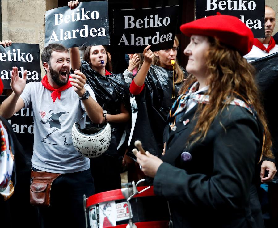 La compañía mixta Jaizkibel ha vuelto a desfilar hoy por las calles de Hondarribia en un ambiente de gran tensión, entre plásticos negros, pancartas y el sonido de silbatos con el que los partidarios del Alarde tradicional han expresado su rechazo a la participación de la mujer como soldado