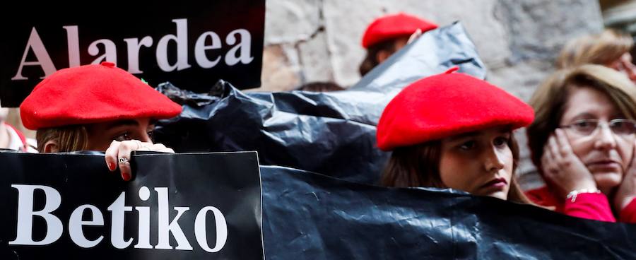 La compañía mixta Jaizkibel ha vuelto a desfilar hoy por las calles de Hondarribia en un ambiente de gran tensión, entre plásticos negros, pancartas y el sonido de silbatos con el que los partidarios del Alarde tradicional han expresado su rechazo a la participación de la mujer como soldado