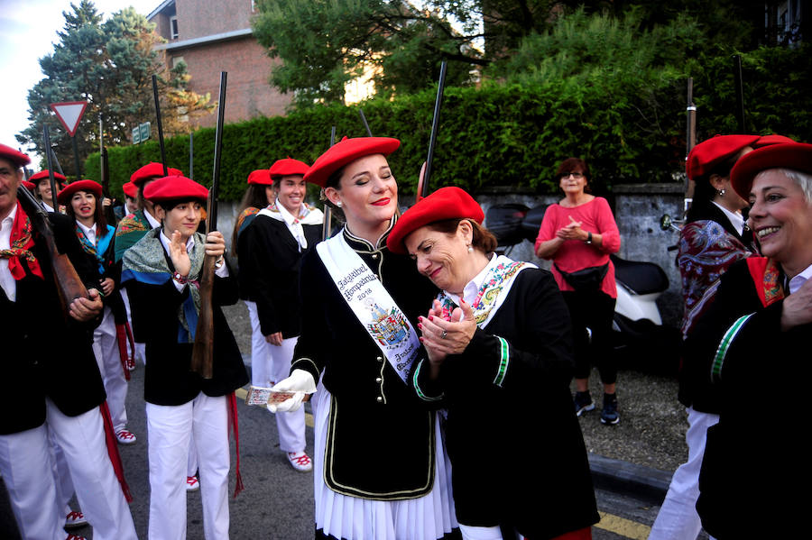 La compañía mixta Jaizkibel ha vuelto a desfilar hoy por las calles de Hondarribia en un ambiente de gran tensión, entre plásticos negros, pancartas y el sonido de silbatos con el que los partidarios del Alarde tradicional han expresado su rechazo a la participación de la mujer como soldado