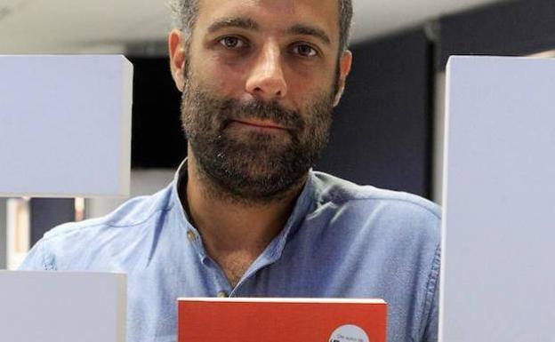 Nacho Carretero muestra la portada de su libro sobre Pablo Ibar. 