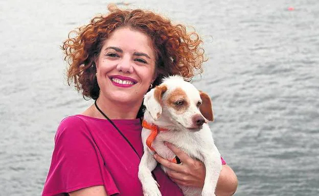 Elena y Mina, en el Puerto Viejo de Algorta. 