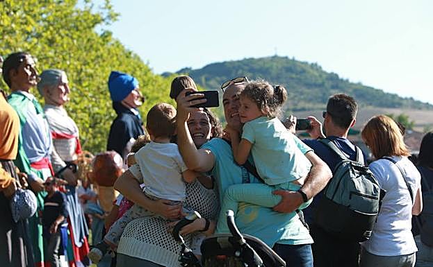 Miles de personas se reúnen cada año en las campas de Olárizu con motivo de la romería.