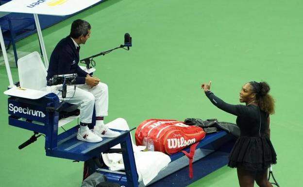 Serena Williams discute con el juez de silla.