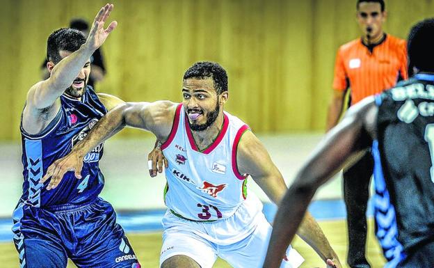 Shavon Shields se abre paso ante Aleksandar Cvetkovic durante el amistoso frente al Cafés Candelas Breogán.