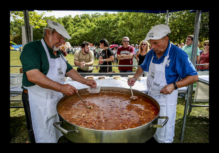 La jornada ha arrancado esta mañana con la visita a 33 mojones e incluye una alubiada popular, música, juegos infantiles y deporte rural