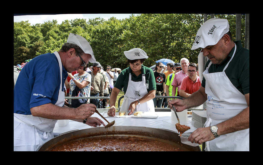 La jornada ha arrancado esta mañana con la visita a 33 mojones e incluye una alubiada popular, música, juegos infantiles y deporte rural