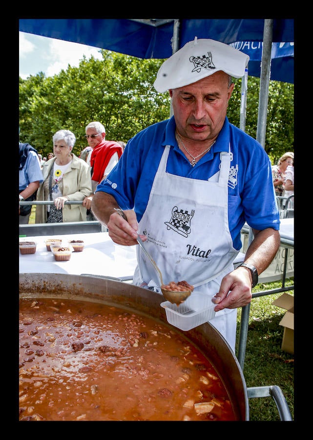 La jornada ha arrancado esta mañana con la visita a 33 mojones e incluye una alubiada popular, música, juegos infantiles y deporte rural