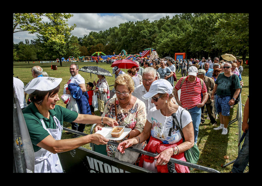 La jornada ha arrancado esta mañana con la visita a 33 mojones e incluye una alubiada popular, música, juegos infantiles y deporte rural