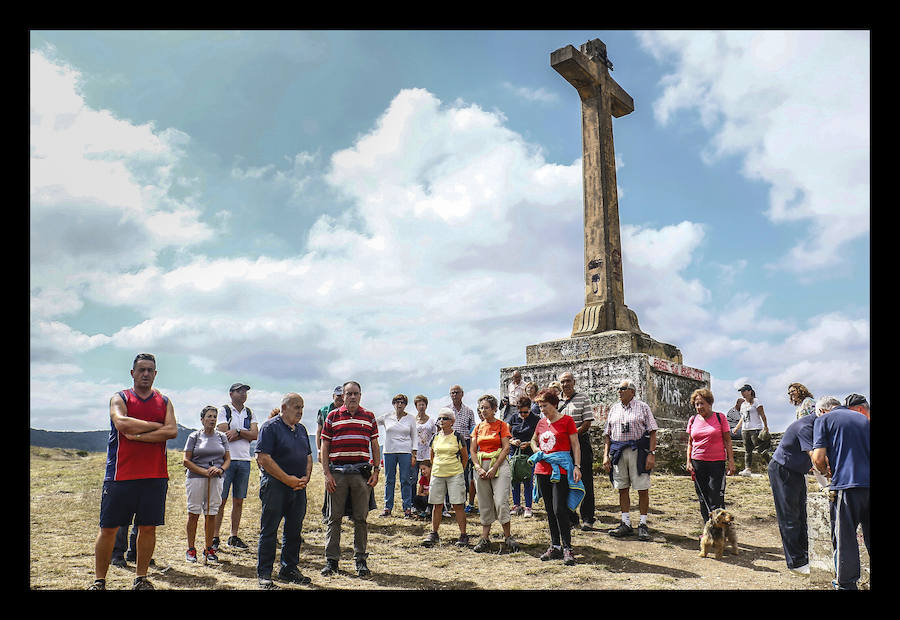 La jornada ha arrancado esta mañana con la visita a 33 mojones e incluye una alubiada popular, música, juegos infantiles y deporte rural
