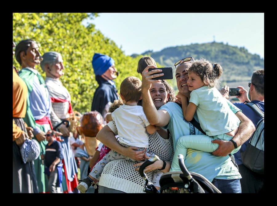 La jornada ha arrancado esta mañana con la visita a 33 mojones e incluye una alubiada popular, música, juegos infantiles y deporte rural