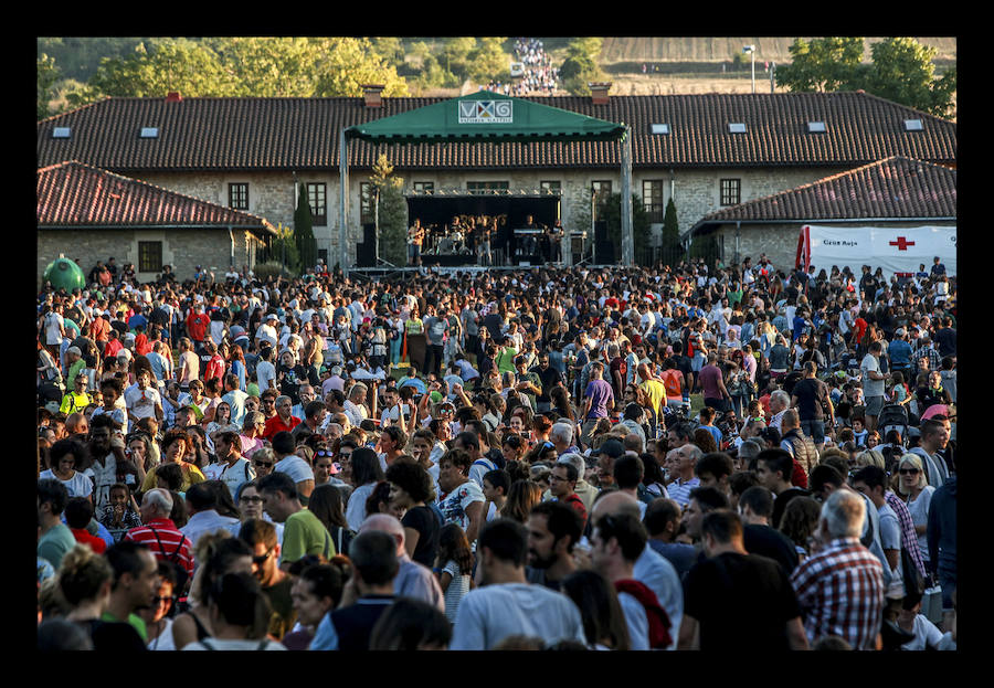 La jornada ha arrancado esta mañana con la visita a 33 mojones e incluye una alubiada popular, música, juegos infantiles y deporte rural
