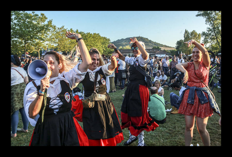 La jornada ha arrancado esta mañana con la visita a 33 mojones e incluye una alubiada popular, música, juegos infantiles y deporte rural