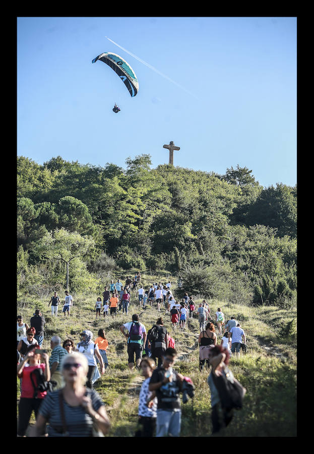 La jornada ha arrancado esta mañana con la visita a 33 mojones e incluye una alubiada popular, música, juegos infantiles y deporte rural