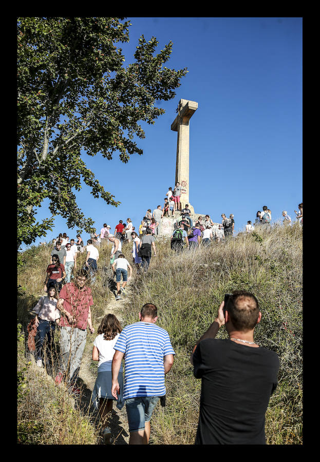 La jornada ha arrancado esta mañana con la visita a 33 mojones e incluye una alubiada popular, música, juegos infantiles y deporte rural