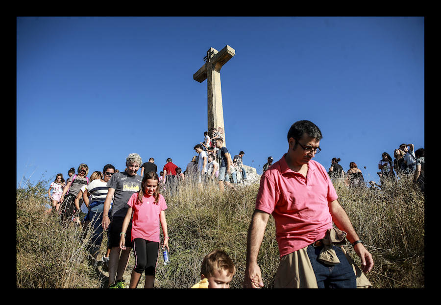 La jornada ha arrancado esta mañana con la visita a 33 mojones e incluye una alubiada popular, música, juegos infantiles y deporte rural