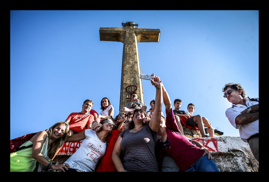 La jornada ha arrancado esta mañana con la visita a 33 mojones e incluye una alubiada popular, música, juegos infantiles y deporte rural
