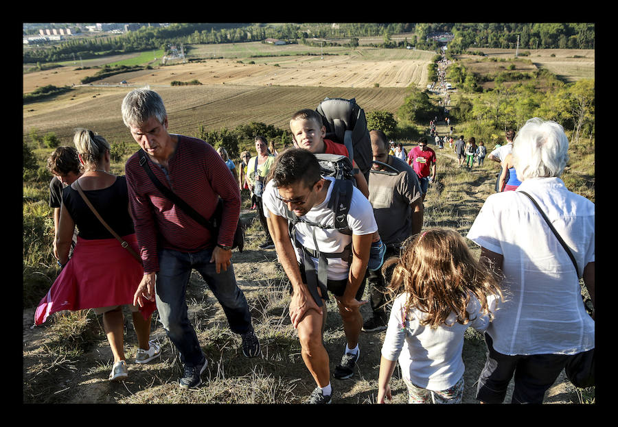 La jornada ha arrancado esta mañana con la visita a 33 mojones e incluye una alubiada popular, música, juegos infantiles y deporte rural