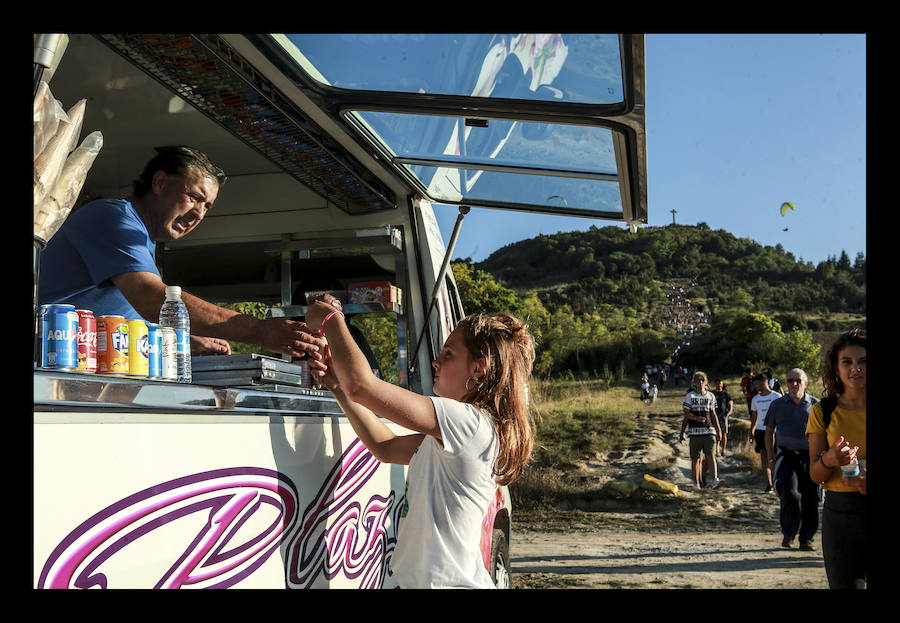 La jornada ha arrancado esta mañana con la visita a 33 mojones e incluye una alubiada popular, música, juegos infantiles y deporte rural