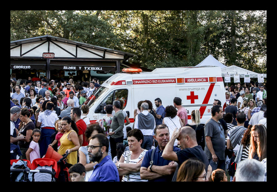 La jornada ha arrancado esta mañana con la visita a 33 mojones e incluye una alubiada popular, música, juegos infantiles y deporte rural