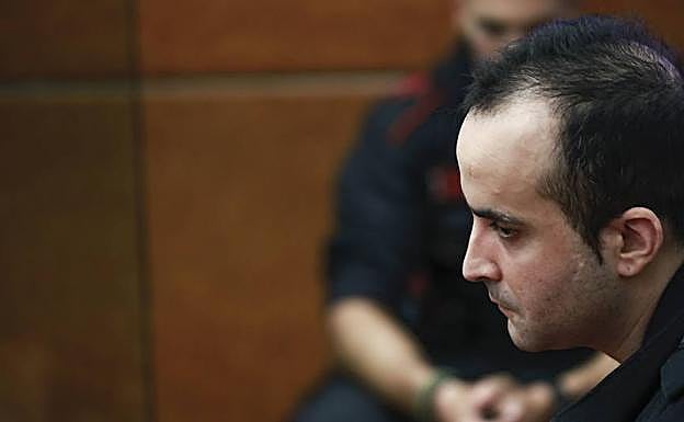 El acusado, Daniel M., durante una de las sesiones del juicio que se celebra en la Audiencia de Álava.