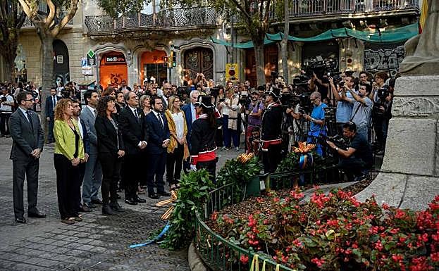 Las autoridades, en la ofrenda floral.
