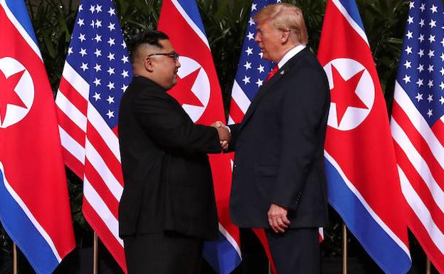 Primera reunión entre Jong-un y Trump. 