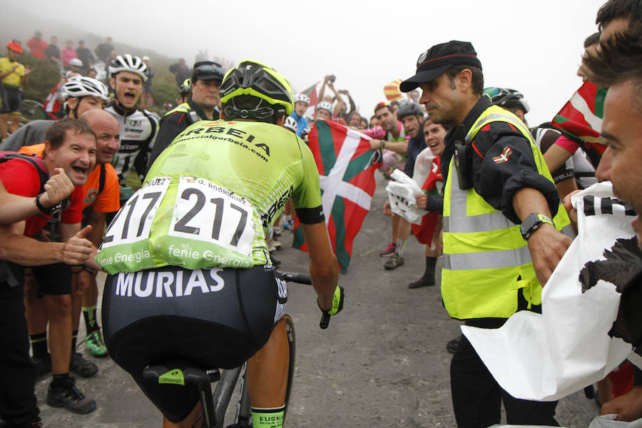 Michael Woods gana en el Oiz, que ha dejado imágenes de los ciclistas con las fuerzas al límite 