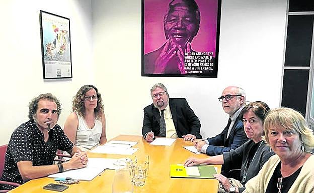 El Ararteko, Manuel Lezertua, recibió ayer a dos representantes de ELA, Igor Eizagirre y Esther Saavedra (a la izquierda). 
