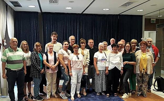 Migrantes y mayores que acuden a los cursos que ofrece el euskaltegi de Amorebieta. 