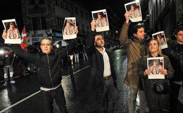 Protesta del PP vasco en el recibimiento en Andoain a Iñaki Igerategi e Ignacio Otaño, tras cumplir sus condenas por colaborar con el asesinato de Joseba Pagazaurtundua en 2003. 