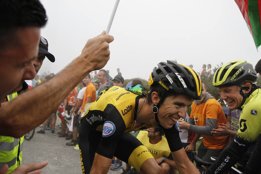 Michael Woods gana en el Oiz, que ha dejado imágenes de los ciclistas con las fuerzas al límite 