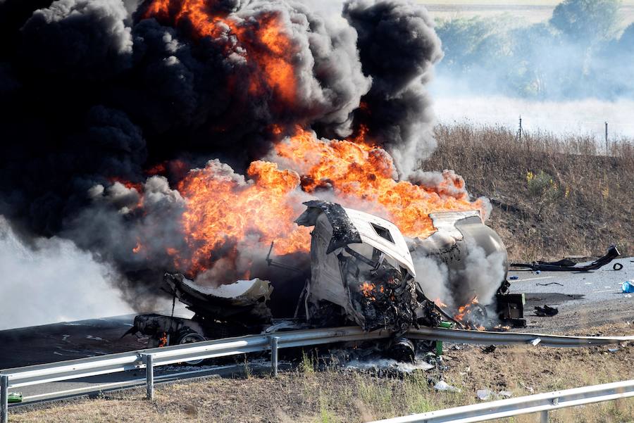 Fotos: Las fotos del espectacular incendio tras el choque entre dos camiones en Salvatierra (Álava)