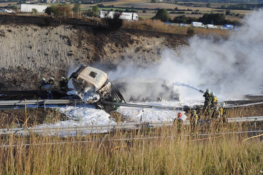 Fotos: Las fotos del espectacular incendio tras el choque entre dos camiones en Salvatierra (Álava)