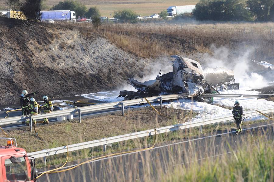 Fotos: Las fotos del espectacular incendio tras el choque entre dos camiones en Salvatierra (Álava)