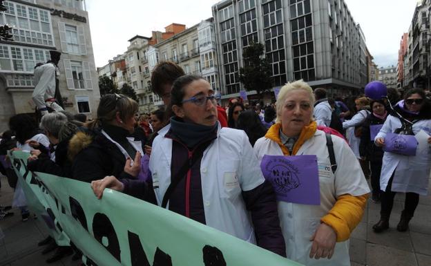 Trabajadores a de ayuda a domicilio, durante la jornada de huelga en Vitoria por el Dia de la Mujer. 