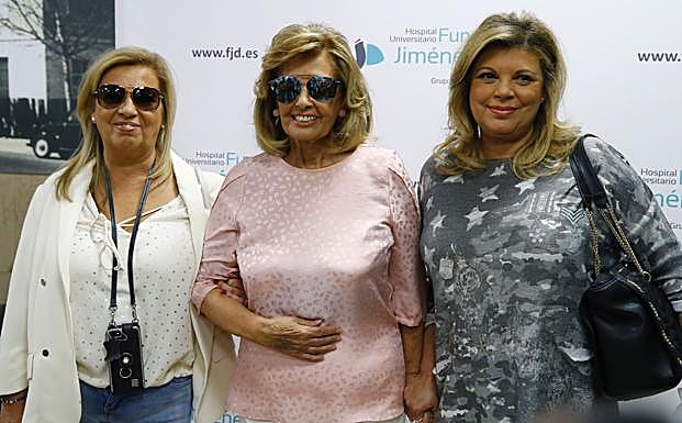 María Teresa Campos, acompañada de sus hijas Terelu y Carmen 