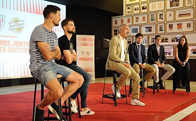 Los jugadores, durante la presentación del anuncio. 